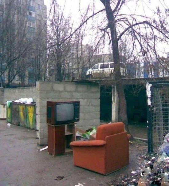 条件虽简陋，生活还是要享受的综合gif搞笑图片