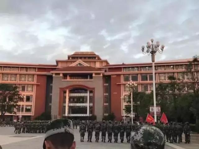 来人，给我狙下来综合gif搞笑图片