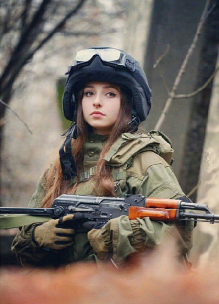 假如...你在战场上遇到她...会打死她吗？综合gif搞笑图片