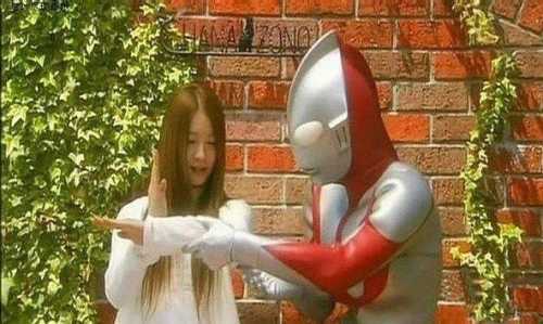 一对一真人教学，奥特曼真有爱心。。。综合gif搞笑图片