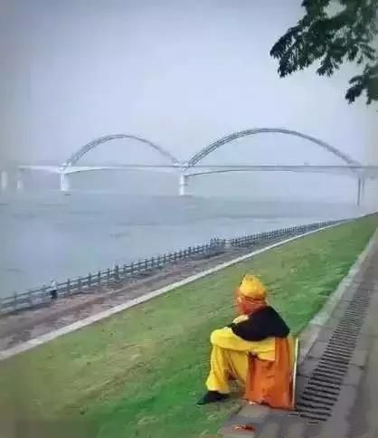 自从三打白骨精被师傅赶出师门后，老孙抑郁了综合gif搞笑图片