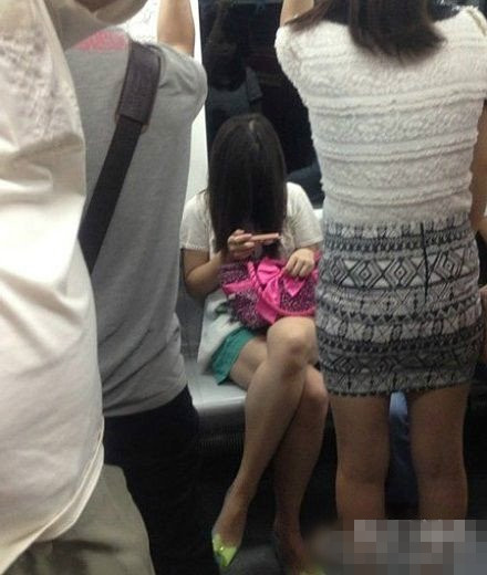 茫茫人海中，感受到了一丝寒意综合gif搞笑图片