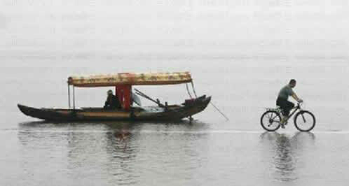 船与自行车之间的会车综合gif搞笑图片