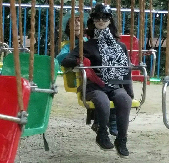 带女朋友们来游乐场玩，真是幸福的一天综合gif搞笑图片