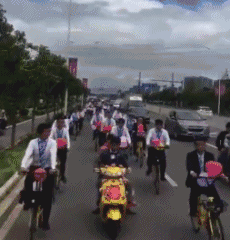 娶媳妇这自行车大队，比那些豪车牛多了综合gif搞笑图片