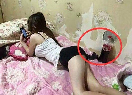 实在搞不懂啊，妹子这放瓶可乐是什么意思啊综合gif搞笑图片