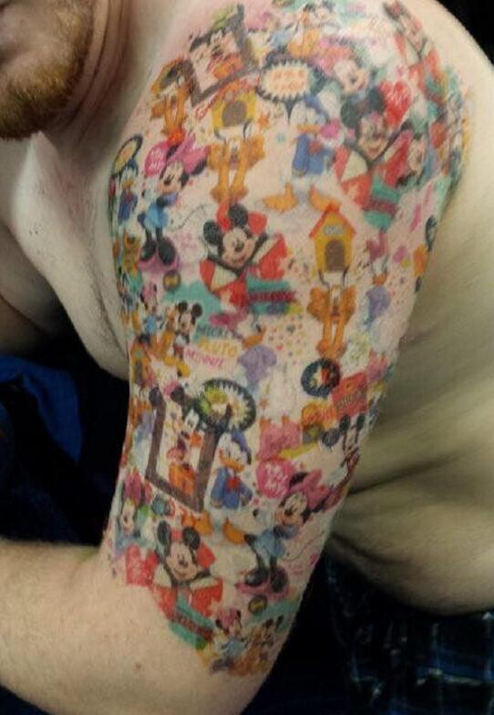 别人都是青龙白虎，这哥们却偏爱米老鼠综合gif搞笑图片