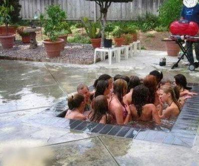 每年夏天游泳池给我的感觉都是这样综合gif搞笑图片