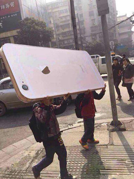 捡了个手机，感觉赚大了综合gif搞笑图片