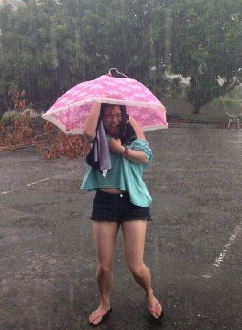 下雨了才知道自己带出来的不是雨伞综合gif搞笑图片