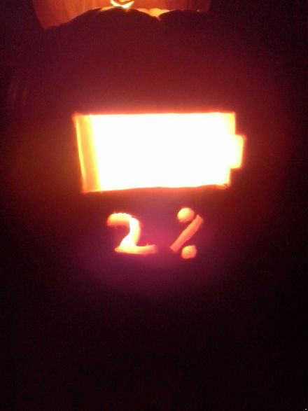 国外网友po了一张万圣节南瓜灯，手机党表示，没有什么比这更吓人了…综合gif搞笑图片