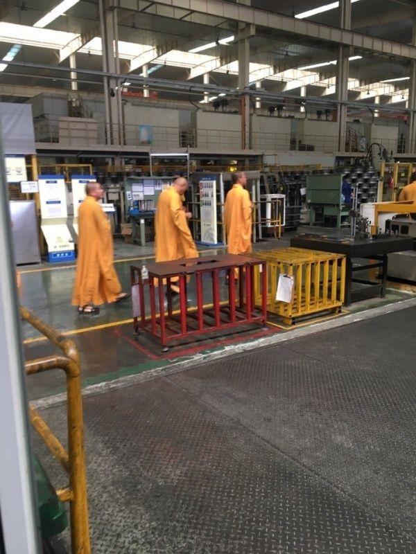 公司把老外开了，然后自己搞不定生产，现在请法师来看现场综合gif搞笑图片