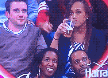 情不自禁，前排观众可倒了霉综合gif搞笑图片