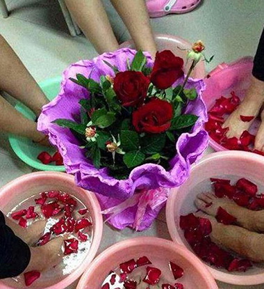 送玫瑰花给女汉子的后果综合gif搞笑图片