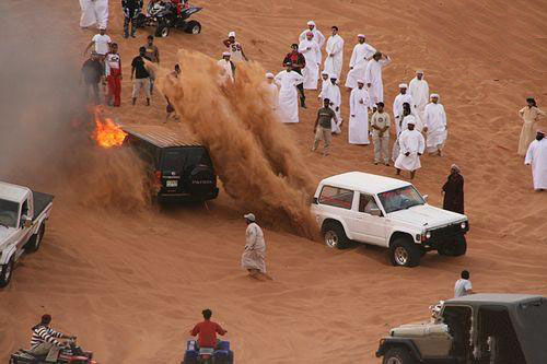 在沙漠，是这样灭火的，智慧综合gif搞笑图片