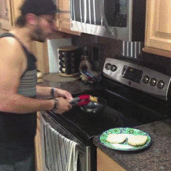 专家说掉地5秒钟之内的食物，细菌还没有爬上去，捡起来可以食用，不会有问题，所以。。。综合gif搞笑图片