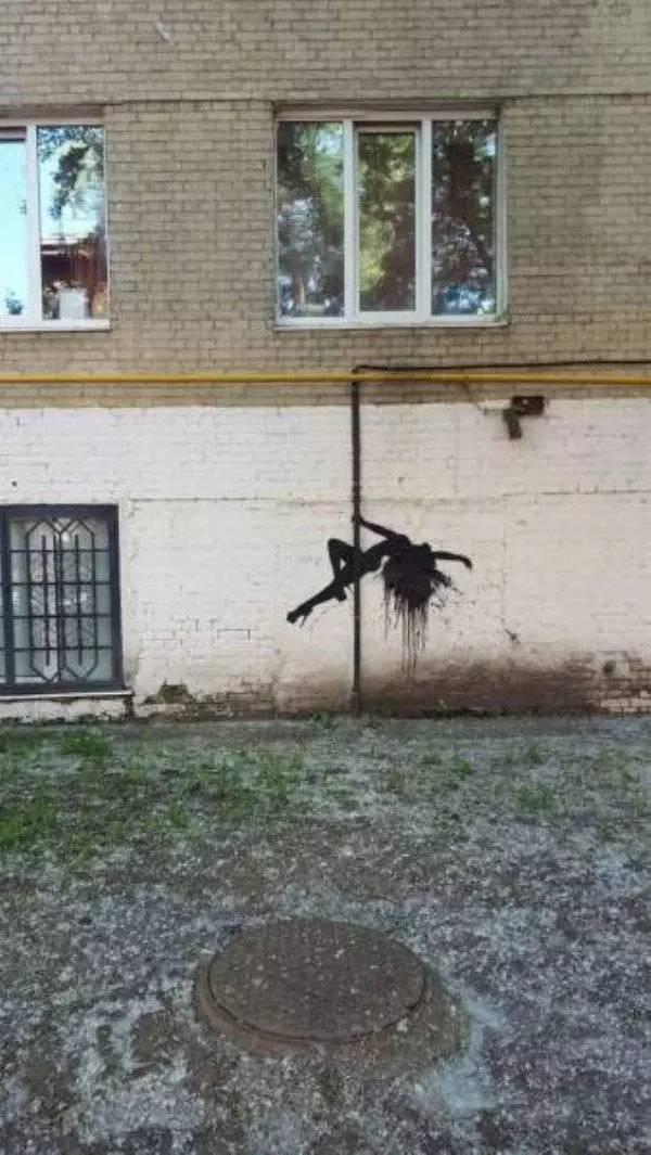 墙壁上的钢管舞者综合gif搞笑图片