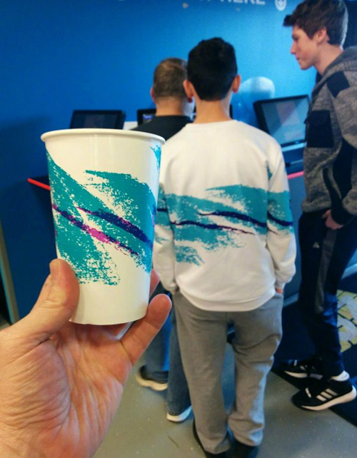 撞杯子上了，还是一次性的综合gif搞笑图片