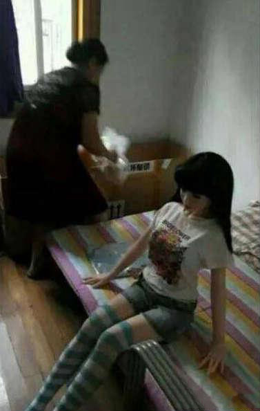 儿子新交的女朋友真是的，房间也不知道收拾一下综合gif搞笑图片