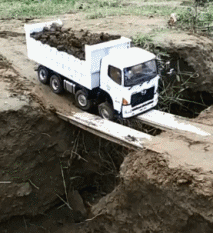 大车为难之际，好心人伸出援助之手，感人涕零啊综合gif搞笑图片