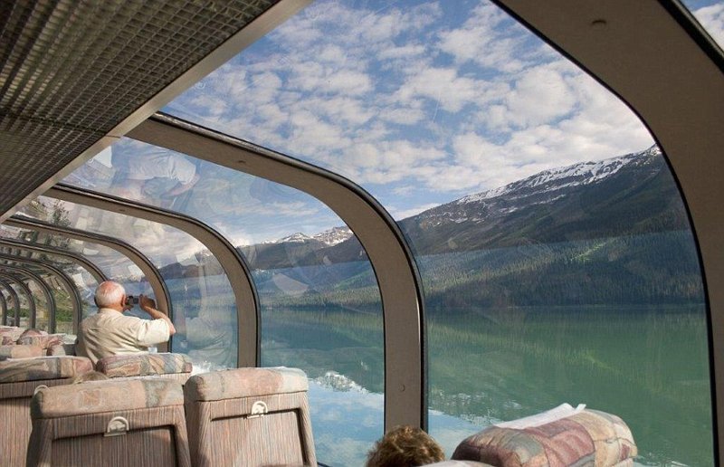 日本首辆玻璃火车亮相 窗外风景美呆综合gif搞笑图片