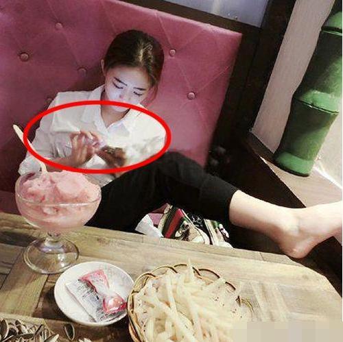 嫂子吃饭的时候玩手机就算了，怎么还把脚拿上来，哥哥知道了咋整综合gif搞笑图片