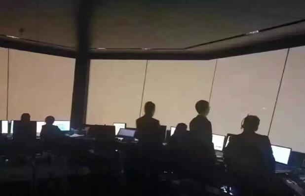 北京昨天机场塔台实景，猛一看还以为拉了窗帘综合gif搞笑图片