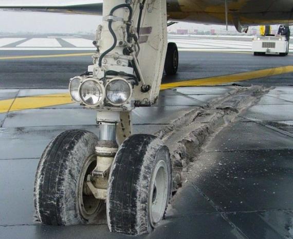 飞机滑出跑道后的惊人发现综合gif搞笑图片