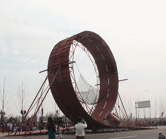 飙车表演惊险好玩的节目，难免会出现想不到的意外综合gif搞笑图片