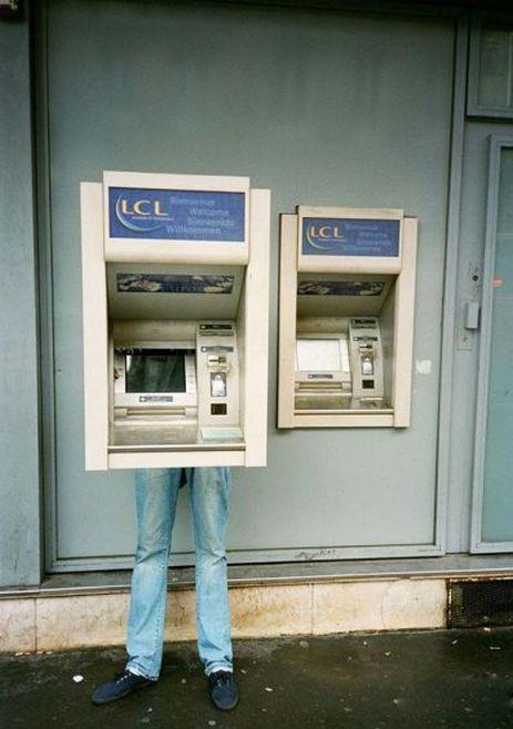 晚上去取钱看到这一幕会被吓晕的综合gif搞笑图片