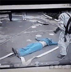救生员用自己的身躯验证了伤员的生命迹象综合gif搞笑图片