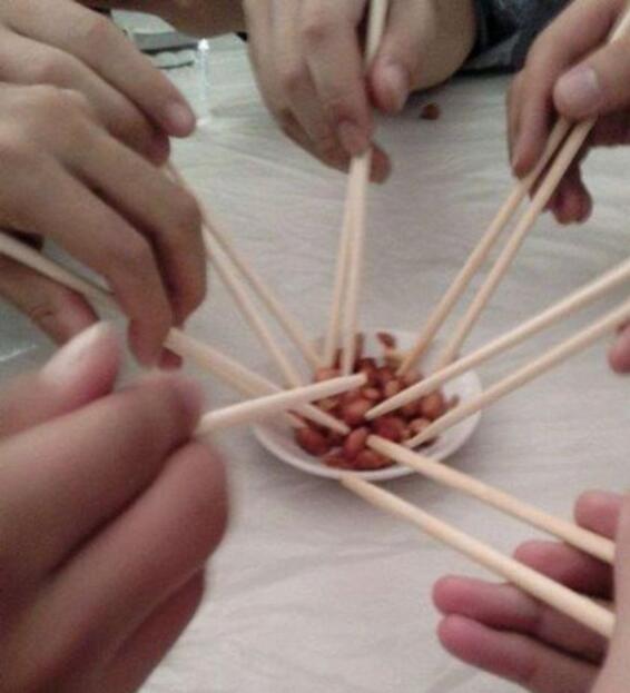 今天我搞这个聚会就是为了联络同学感情，大家别客气，使劲吃啊综合gif搞笑图片