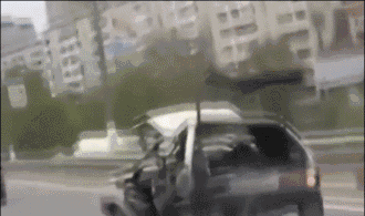 汽车质量平时看不出来，出了事故以后还能开，说明这一定是好东西综合gif搞笑图片
