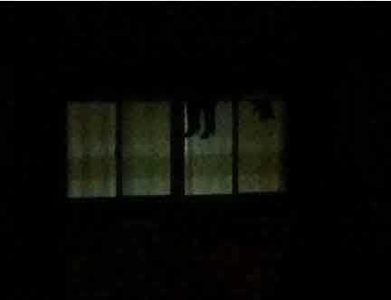 对面晾靴子的，能低调点不，半夜想吓死谁啊综合gif搞笑图片