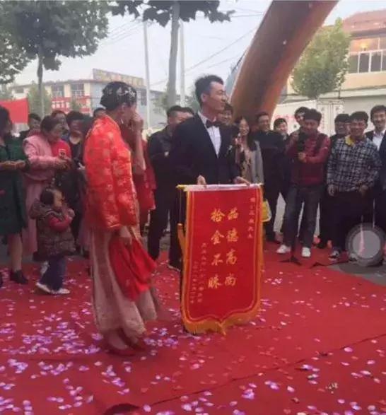 我一生的幸福都毁在这幅锦旗上了综合gif搞笑图片