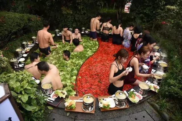 泡在火锅里面吃火锅！这样子吃火锅，真的不会痛吗？综合gif搞笑图片