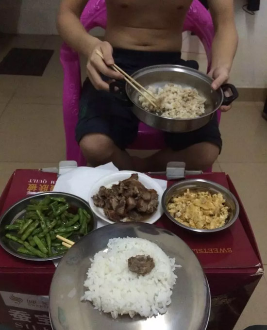 去朋友宿舍蹭饭，没碗，同学给我了个锅盖用综合gif搞笑图片