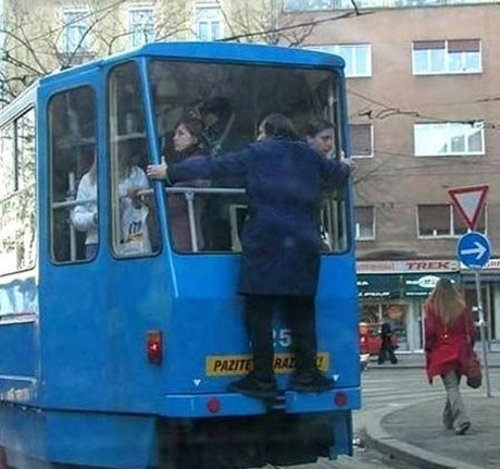 这样乘公交车最省钱了综合gif搞笑图片