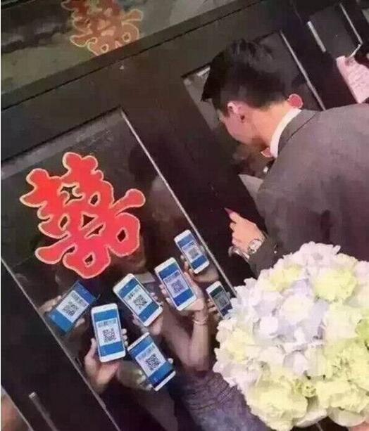 好机智的妹子这样给了钱不一定骗的开门呀综合gif搞笑图片