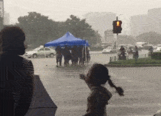 最美的不是下雨天，是曾与你躲过雨的大伞综合gif搞笑图片