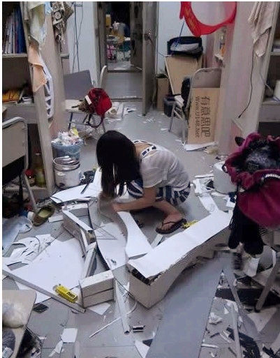回到宿舍我哭了，妹子把宿舍拆了综合gif搞笑图片
