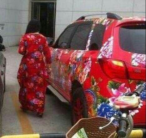 大姐，这车和你好搭啊，应该是你的吧？综合gif搞笑图片