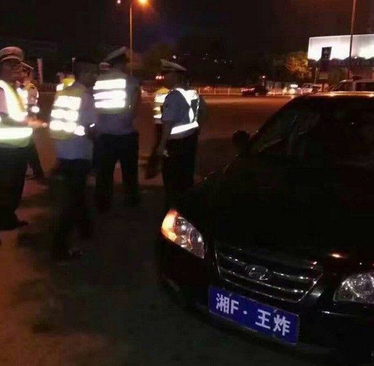 这么犀利的车牌还是逃不过交警叔叔的法眼综合gif搞笑图片