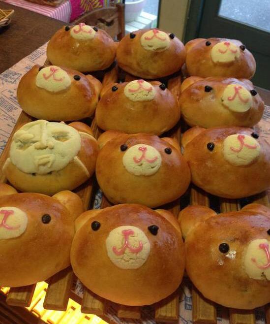 刚新鲜出炉的面包中出了一个不想当面包的面包综合gif搞笑图片