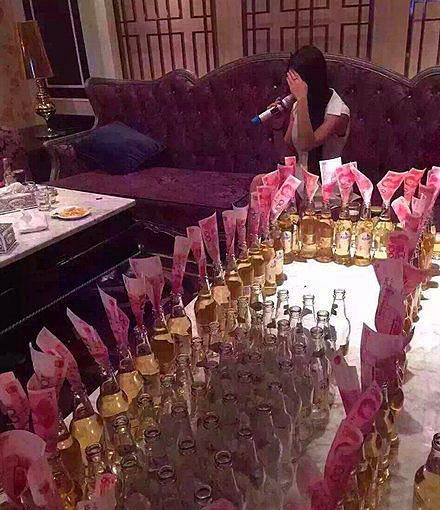 白富美找人陪酒，一瓶100元，大家踊跃报名吧！综合gif搞笑图片