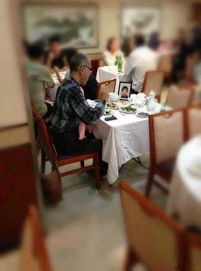 一个北京留学生在纽约拍到的，不思量，自难忘综合gif搞笑图片