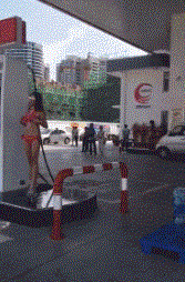 这家加油站生意特别好综合gif搞笑图片