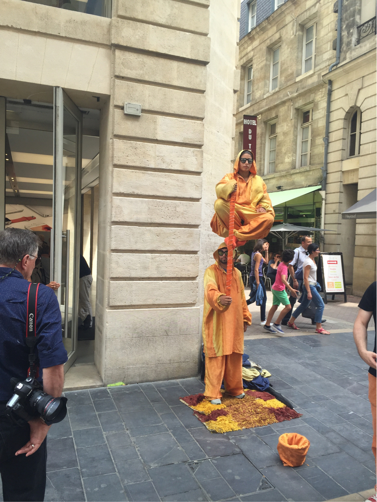 这年头要饭也要会几招，要不真心要不到综合gif搞笑图片