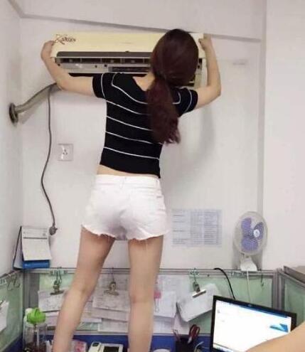 我一出差，老公就开始找人修空调，这空调也没买多久啊综合gif搞笑图片