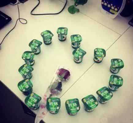 公司有个男同事，每天早晨都会放点零食在我桌上综合gif搞笑图片